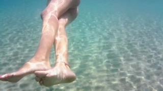 Exhibitionist girlfriend masturbating underwater! Nudista si tocca in acqua