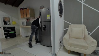 Tecnico de servicio llego a reparar la nevera y su pago fue con una buena follada CUM IN MY PUSSY