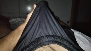 El Tío Juega Con Su Enorme Polla Dentro De Sus Pantalones y al Final Se Corre en su Tripa