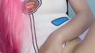Universitaria japonesa latina vestida de cosplay hace squirt a chorros despues de ver hentai