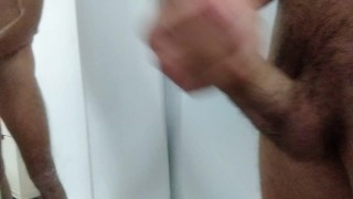 Chico Con Gran Polla Blanca te Nuestra Sus Calzoncillos del Armario y Se Corre en el Espejo💦✊