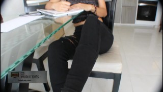 Paja de pies termina en una deliciosa y dura follada - Porno en Español