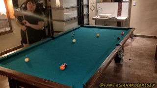 Aceitandole la cola a mi compañera de trabajo y garchandola agresivamente.