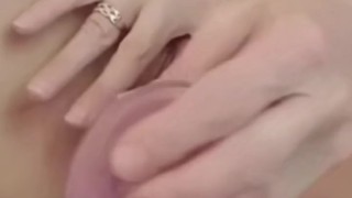 La rubia Española y su gran coño penetrado por juguete xxl en primer plano ,clítoris gigante