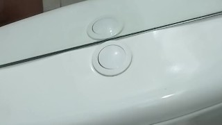 Me corro en el baño de mi vecina