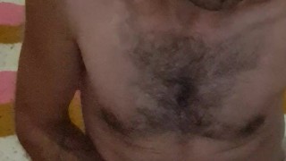 Me hago una paja mientras veo porno