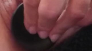 Provocando a mi marido enviándole este vídeo mientras trabaja con su jaula de castidad.