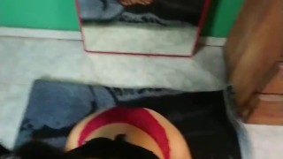 La mujer de mi amigo me chupa la pija y se toma toda mi leche