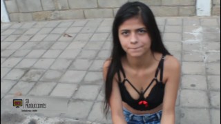 Le ofrezco dinero a una puta en la calle para que me chupe la polla ,lo hace de una manera increíble