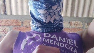 LATINO DE GRAN POLLA SE MASTURBA EN EL BAÑO DE SU MEJOR AMIGA