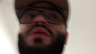 Poderosa corrida en un baño publico