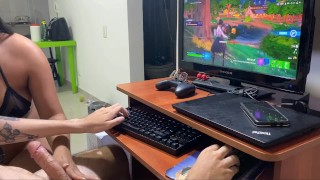 Mamada jugando fornite
