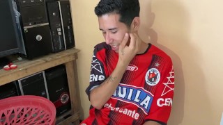 mi esposo descansaba cuando su hermanastro se entra a nuestro cuarto y folla mi coño con el al lado