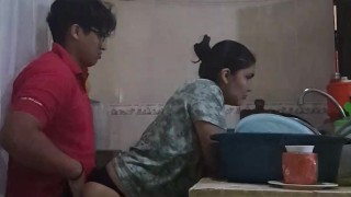 En la cocina con mi empleada follando