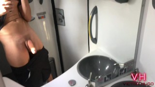 RAPAZ DO INTERIOR MOSTRANDO A ROLA DENTRO DO BANHEIRO DO ÔNIBUS EM MOVIMENTO