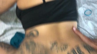 Depois de muito anal, levei uma gozada no cu