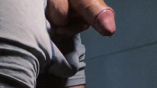 Hombre macho orinando con su gran verga