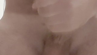 Ragazzo con cazzo grosso si masturba e sborra abbondante in faccia alla camera