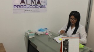 voy a terapia con mi psicologa y se aprovecha y me calienta el coño y me masturba