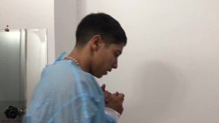 Doctora de enorme culo ayuda a su paciente con su problema de erección - en español