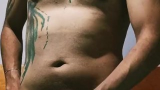 Méxicano cachondo, jugando con su verga...