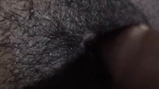 Latina arrecha se folla el coño con verga plástico