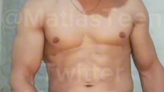 Joven universitario dotado caliente masturbándose