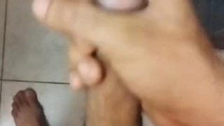 Corriéndomela pensando en mi sexy vecina y acabada