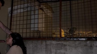 Sexo oral con vecina en el balcón del edificio