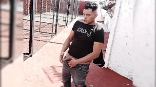 Sacándome la verga para darme gusto