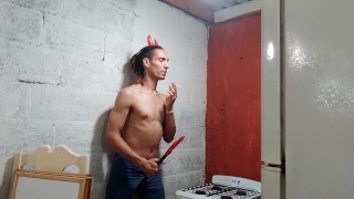 En halloween casi llega el orgasmo, Raba Erre es un diablito encantado