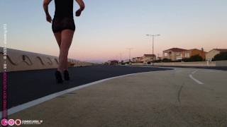 Shooting photo d'une milf sexy qui rentre de soirée