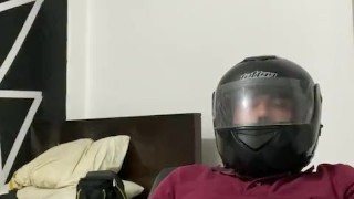 Mensajero se masturba con mis fotos part 1