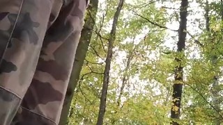 Branlette en forêt et éjac sur les feuilles