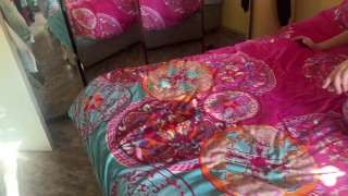 su PRIMER VIDEO PORNO y me CORRO en su BOCA