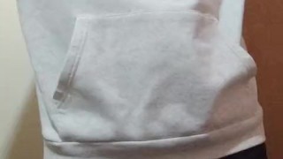 Ven a ver cómo me quito la ropa y me la pongo