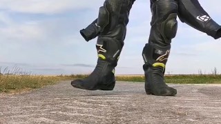 Motard ce branle au bord de la route