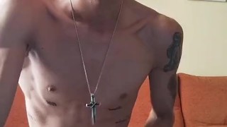 Caliente en el salon y acabo corriendome