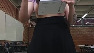 Tetas al aire en el Cuarto Oscuro Votando al nuevo Presidente Elecciones 2023