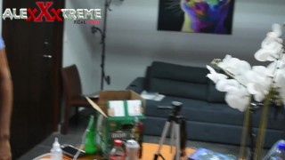 Mi esposa es una puta y le pide verga a mi amigo despues de coger con sus amigas