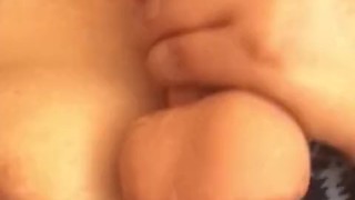 Milf escondida en el baño masturbándose con su consolador