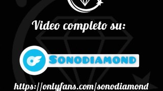 Si scopa la figa e Rischia che gli amici la vedano squirtare