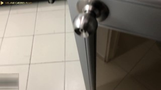 descubro a mi hermanastra masturbándose con un pepino - porno en español