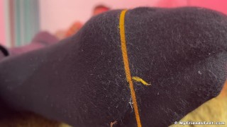 Hairy stud Maui shows off his massive feet while jerking off