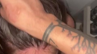 Feliz Navidad: fiesta de navidad, le doy su regalo a escondidas