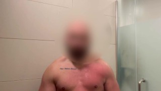 Joven Colombiano se masturba en las duchas del gimnasio