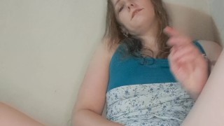 Soy tu joven mamá milf latina, ¿ quieres ser mi hijastro y correrte sobre mi coño caliente y maduro?