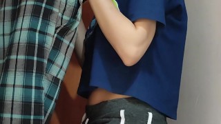 با شوهرم تلفن حرف میزنیم پسر همسایه میریزه تو کون م بعد با دهنم کیرشو پاک میکنم ایرانی مکالمه