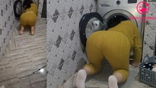 fucked his wife while she is inside the washing machine حويتها في الكوزينة راسها في آلة الغسيل