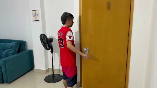 Mi pequeña hermanastra llega de su campamento de verano y le doy la follada de su vida.